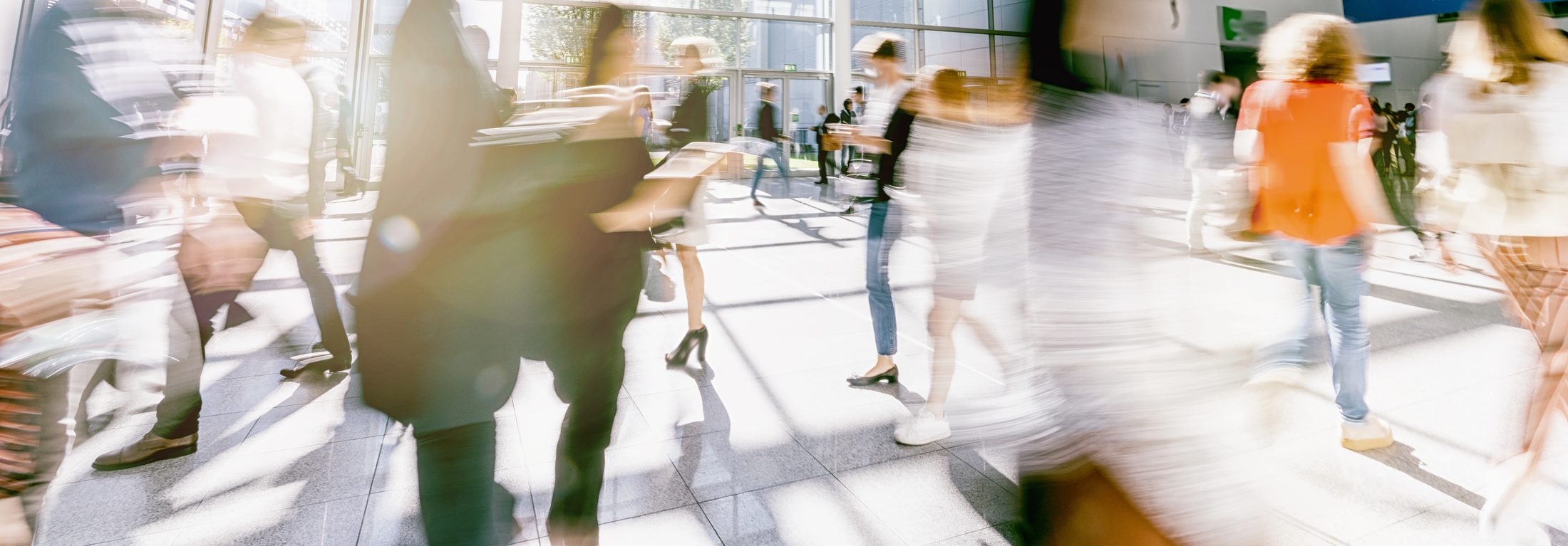 Menschen in Bewegung als Symbol für Personal und Infrastruktur